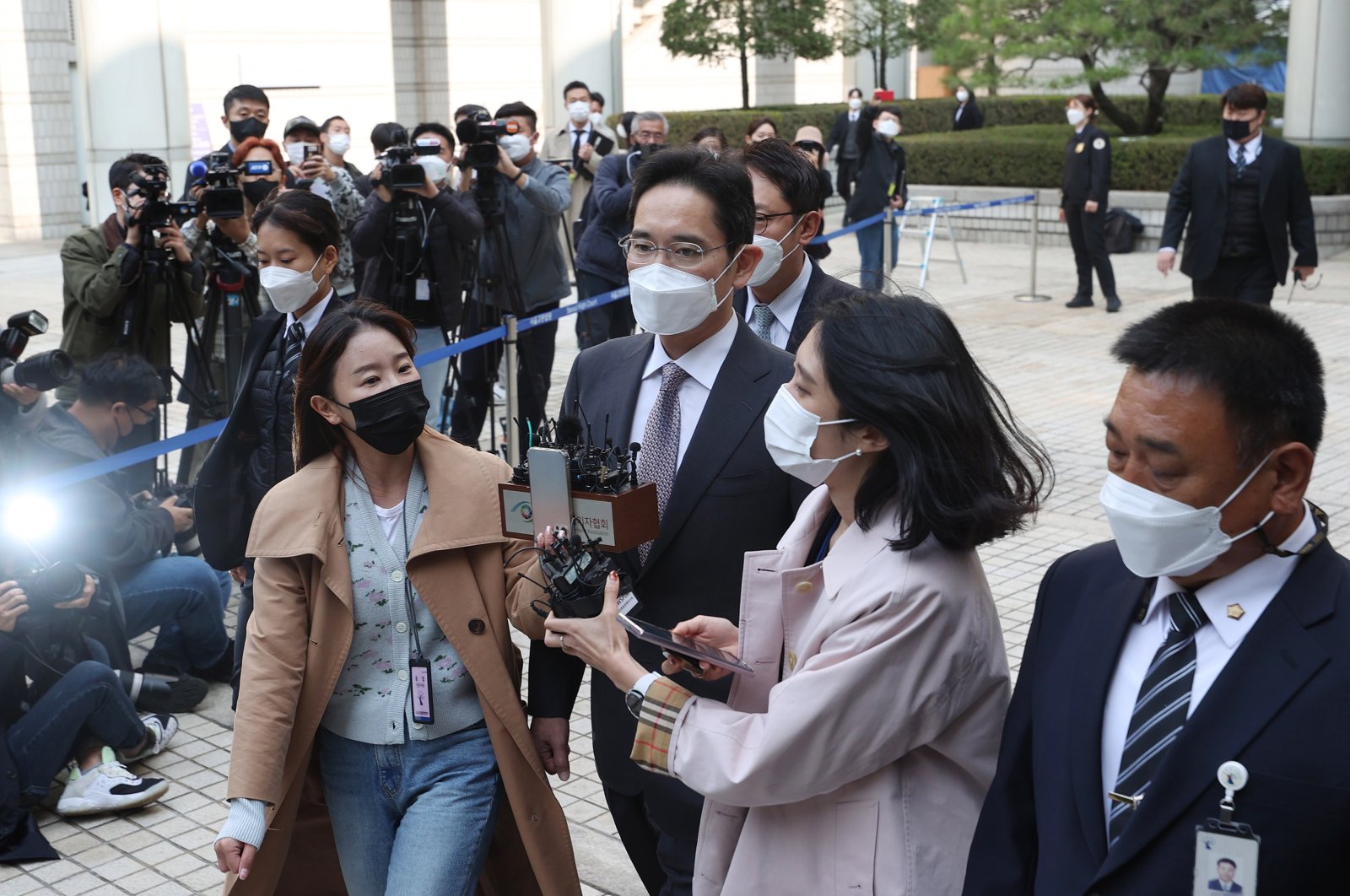 Samsung Electronics Co. Vice Chairperson Lee Jae-yong (C) leaves the Seoul Central District Court in Seoul, South Korea, Oct. 26, 2021. (EPA Photo)