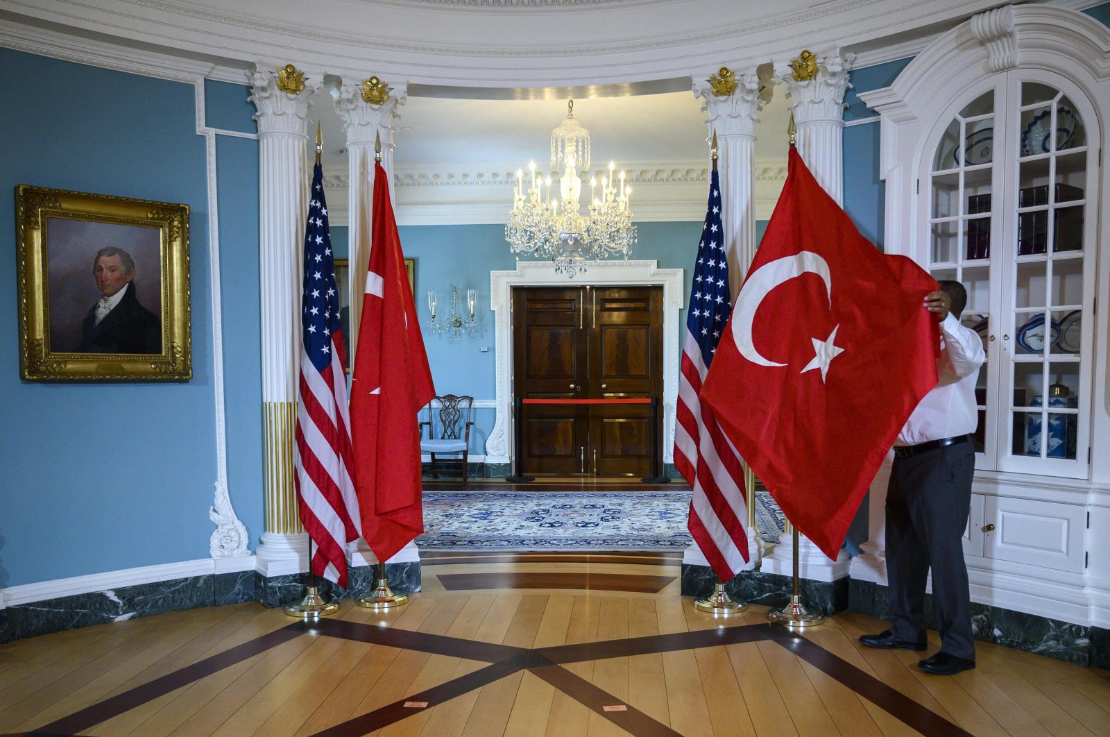 A  State Department Staffer adjusts a Turkish flag before a meeting between Secretary of State Mike Pompeo and Foreign Minister Mevlüt Çavuşoğlu, April 3, 2019 (AFP photo)
