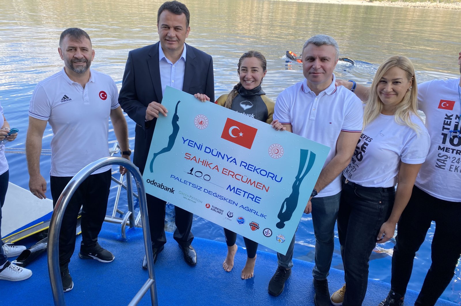 Turkish diver Şahika Ercümen (C) poses with officials after completing her record dive in Kaş, Antalya, Oct. 26, 2021. (AA Photo)