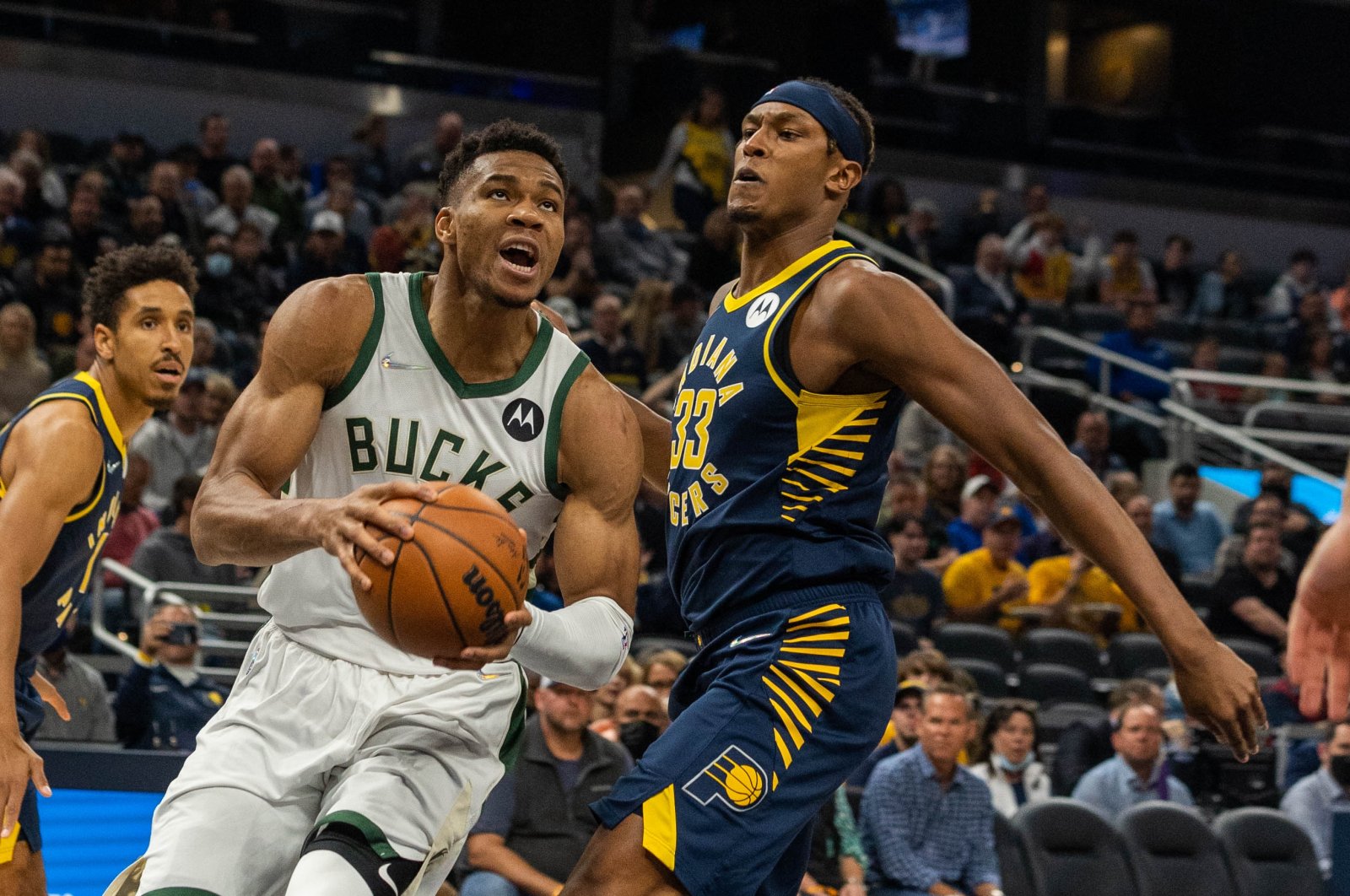 Milwaukee Bucks forward Giannis Antetokounmpo (L) shoots the ball past Indiana Pacers center Myles Turner (R) during an NBA match in Indianapolis, Indiana, U.S., Oct 25, 2021. (Reuters Photo)