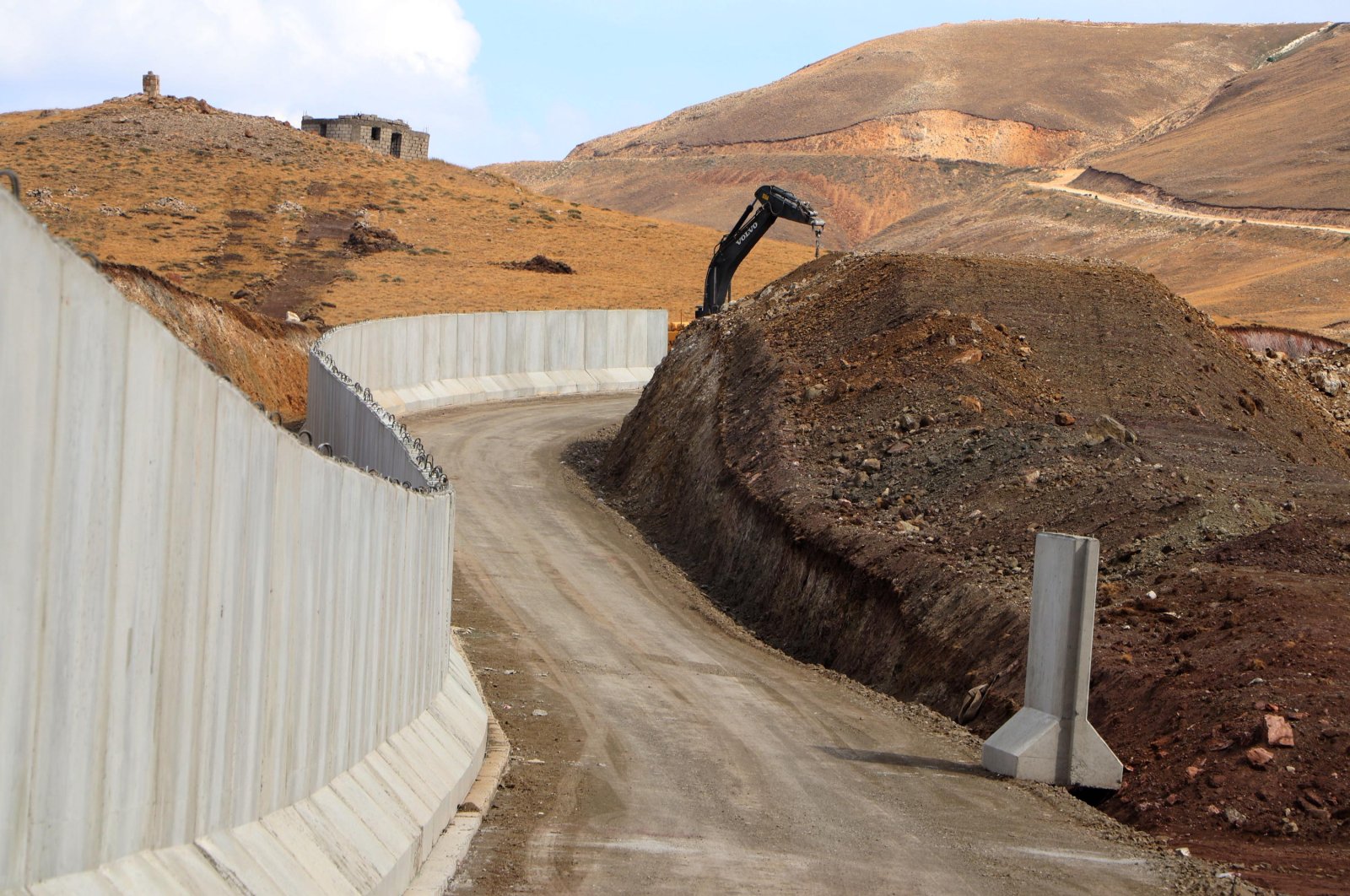 The wall construction continues at the Turkish-Iranian border, Van province, eastern Turkey, Oct. 20, 2021. (DHA Photo)