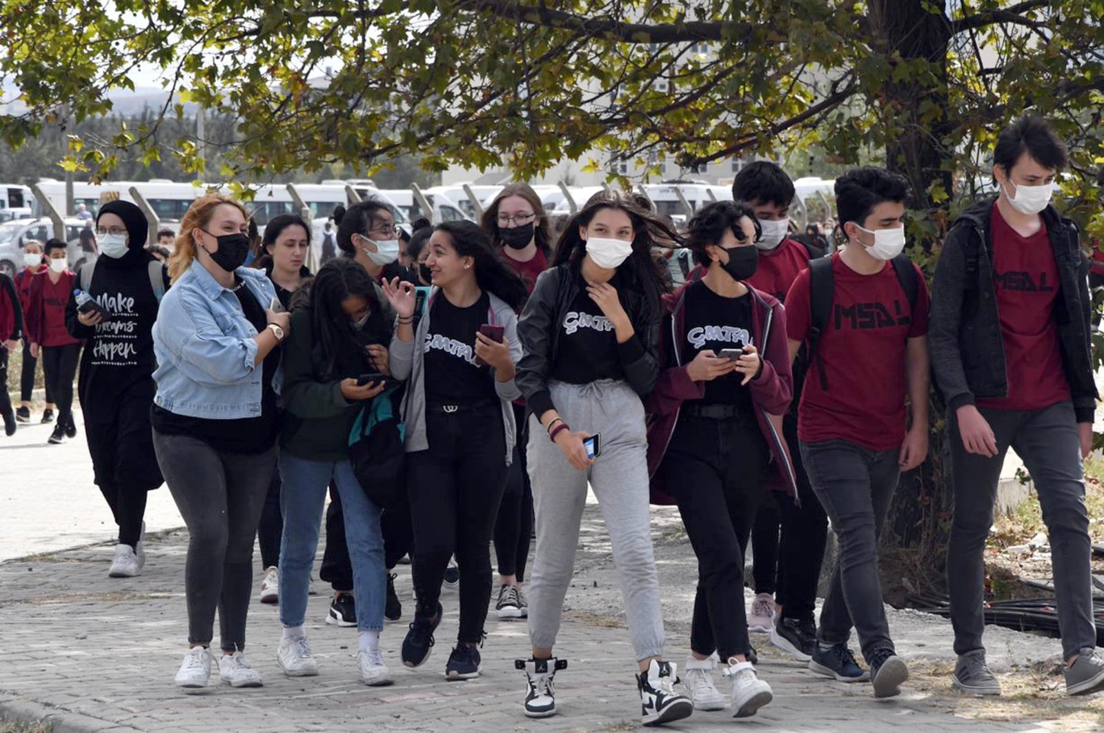 Students wearing protective masks walk on a street in Tekirdağ, northwestern Turkey, Sept. 20, 2021. (DHA Photo)