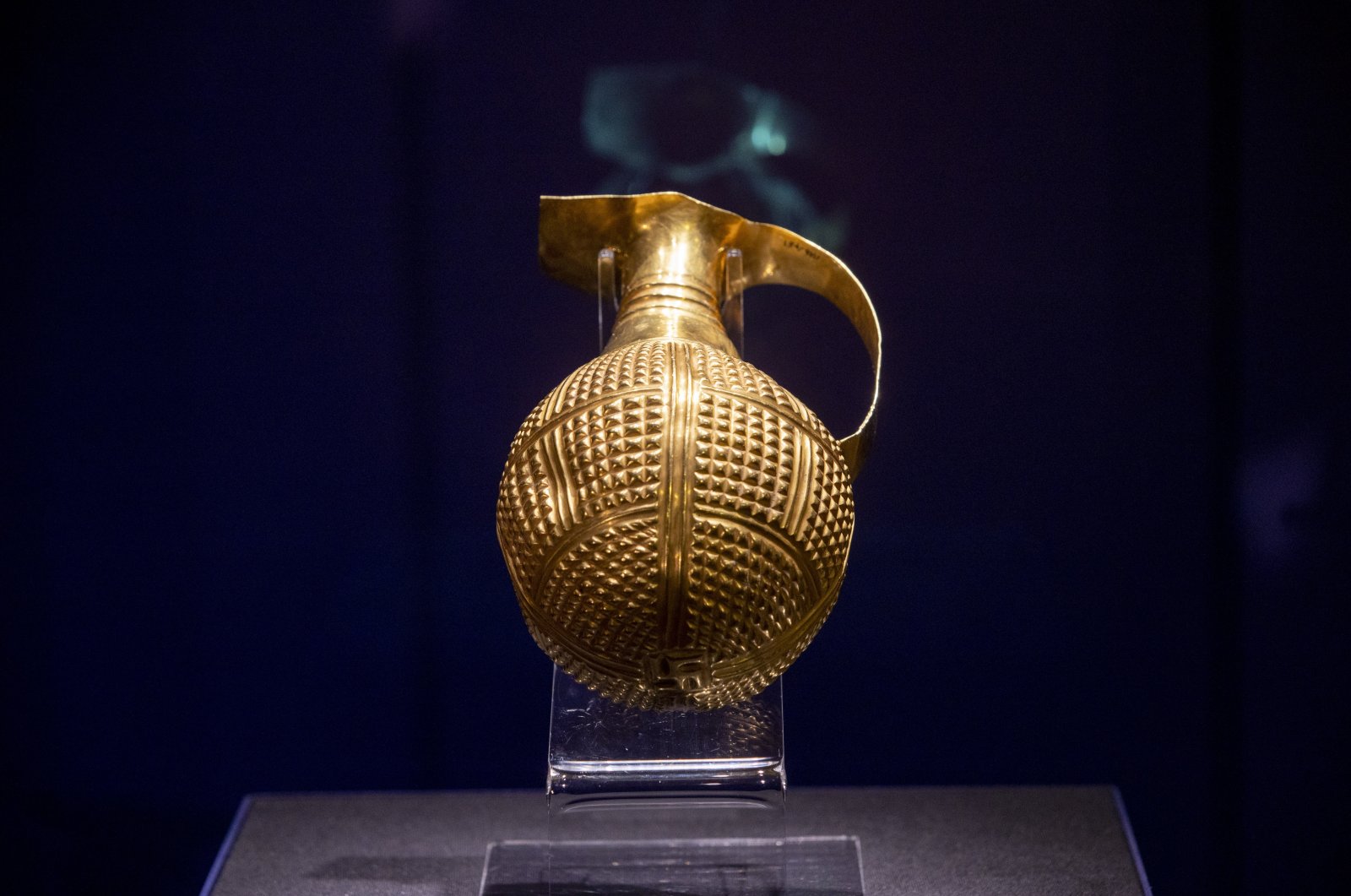 A photo showing the golden beak-spouted ewer on display in the Museum of Anatolian Civilization. (Photo by Anadolu Agency)