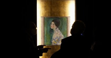 People admire Gustav Klimt's oil on canvas painting "Portrait of a Lady" (1916/17) on display at the exhibition "Klimt. The Secession and Italy" at the Museum of Rome, in Palazzo Braschi, Rome, Italy, Oct. 26, 2021. (AP Photo)