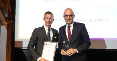 A photo showing the director-general of ACI Europe, Olivier Jankovec (L), presenting Europe's Best Airport award to Kadri Samsunlu (R), CEO of IGA Airport Operations, at the ACI Europe Annual Congress & General Assembly held on Oct. 26, 2021, in Geneva, Switzerland. (Photo by IHA)