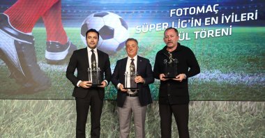 (From L) Beşiktaş club Deputy Chairman Emre Kocadağ, Chairman Ahmet Nur Çebi and coach Sergen Yalçın pose with their Fotomaç “Süper Lig Best of the Best” awards in Istanbul, Turkey, Oct. 27, 2021. (AA)