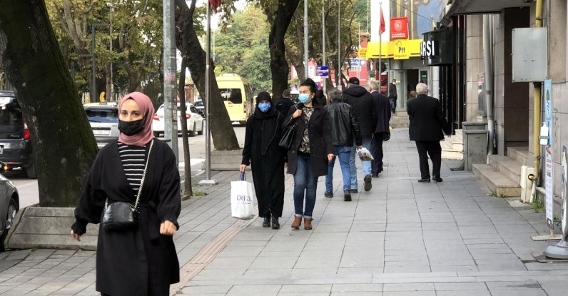 People wearing protective masks against COVID-19 walk on a street in Zonguldak, northern Turkey, Oct. 25, 2021. (DHA PHOTO) 