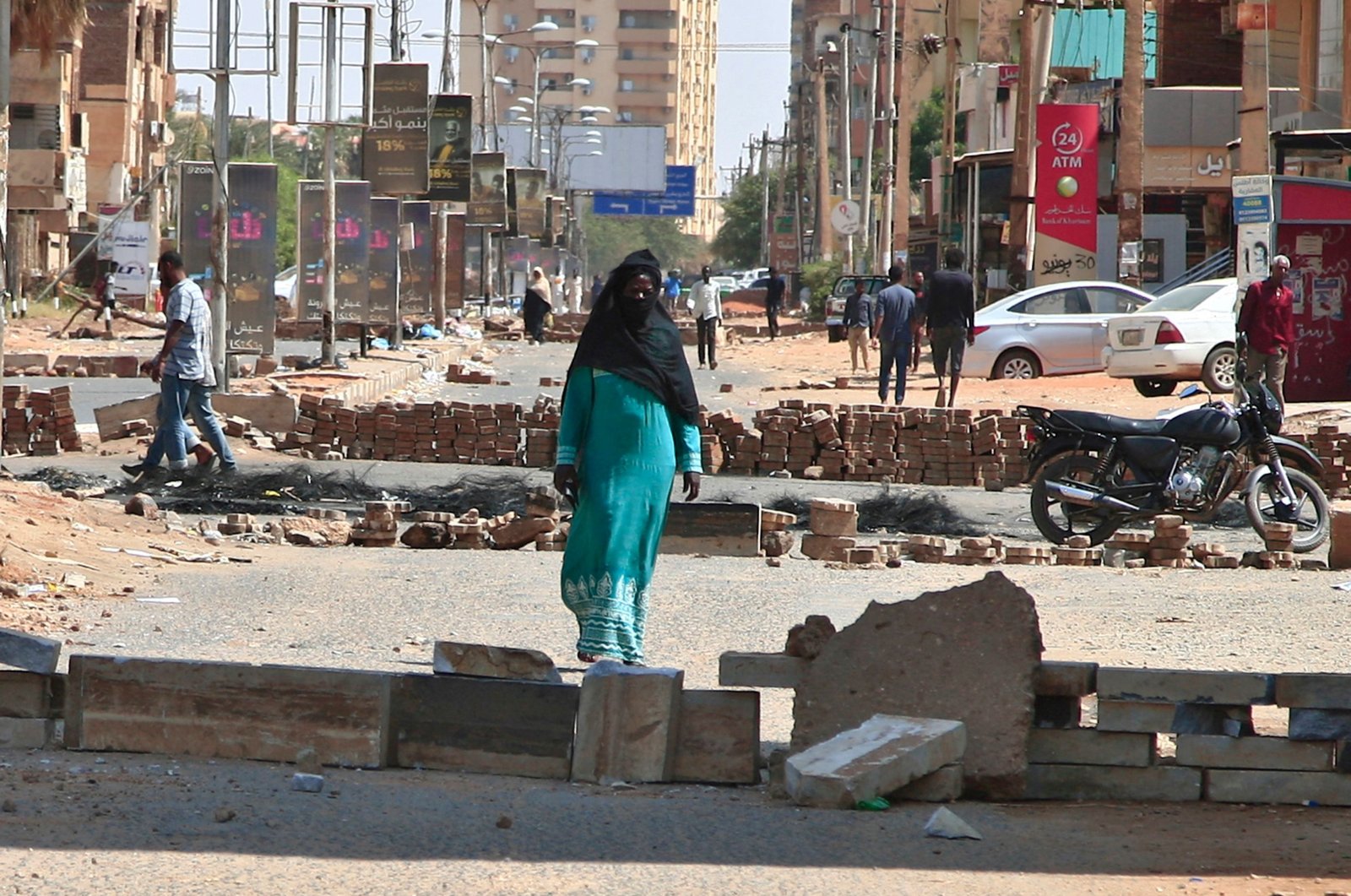 Sudanese anti-coup protesters use bricks to barricade a street in the capital Khartoum on Oct. 27, 2021, amid ongoing demonstrations against a military takeover that has sparked widespread international condemnation. (AFP Photo)