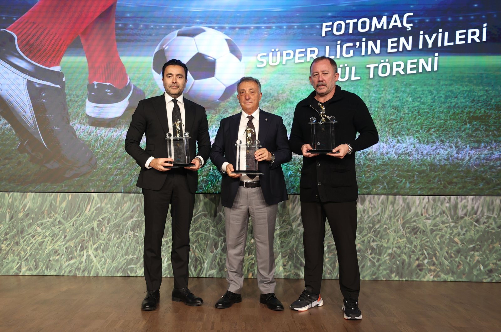 (From L) Beşiktaş club Deputy Chairman Emre Kocadağ, Chairman Ahmet Nur Çebi and coach Sergen Yalçın pose with their Fotomaç “Süper Lig Best of the Best” awards in Istanbul, Turkey, Oct. 27, 2021. (AA)