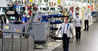 Staff at the Volkswagen assembly line in Wolfsburg, Germany, April 27, 2020. (Reuters Photo)