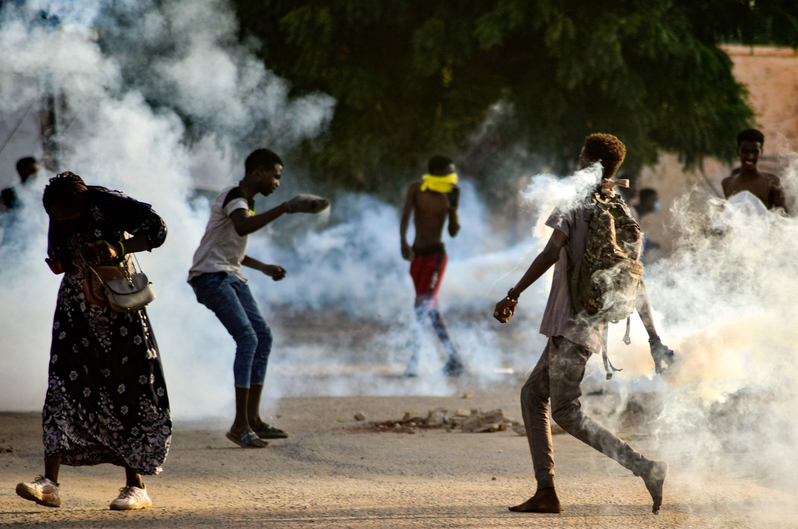 Sudanese youths confront security forces amidst tear gas fired by them to disperse protesters in the capital Khartoum amid ongoing demonstrations against a military takeover that has sparked widespread international condemnation, Khartoum, Sudan, Oct. 27, 2021. (AFP Photo)
