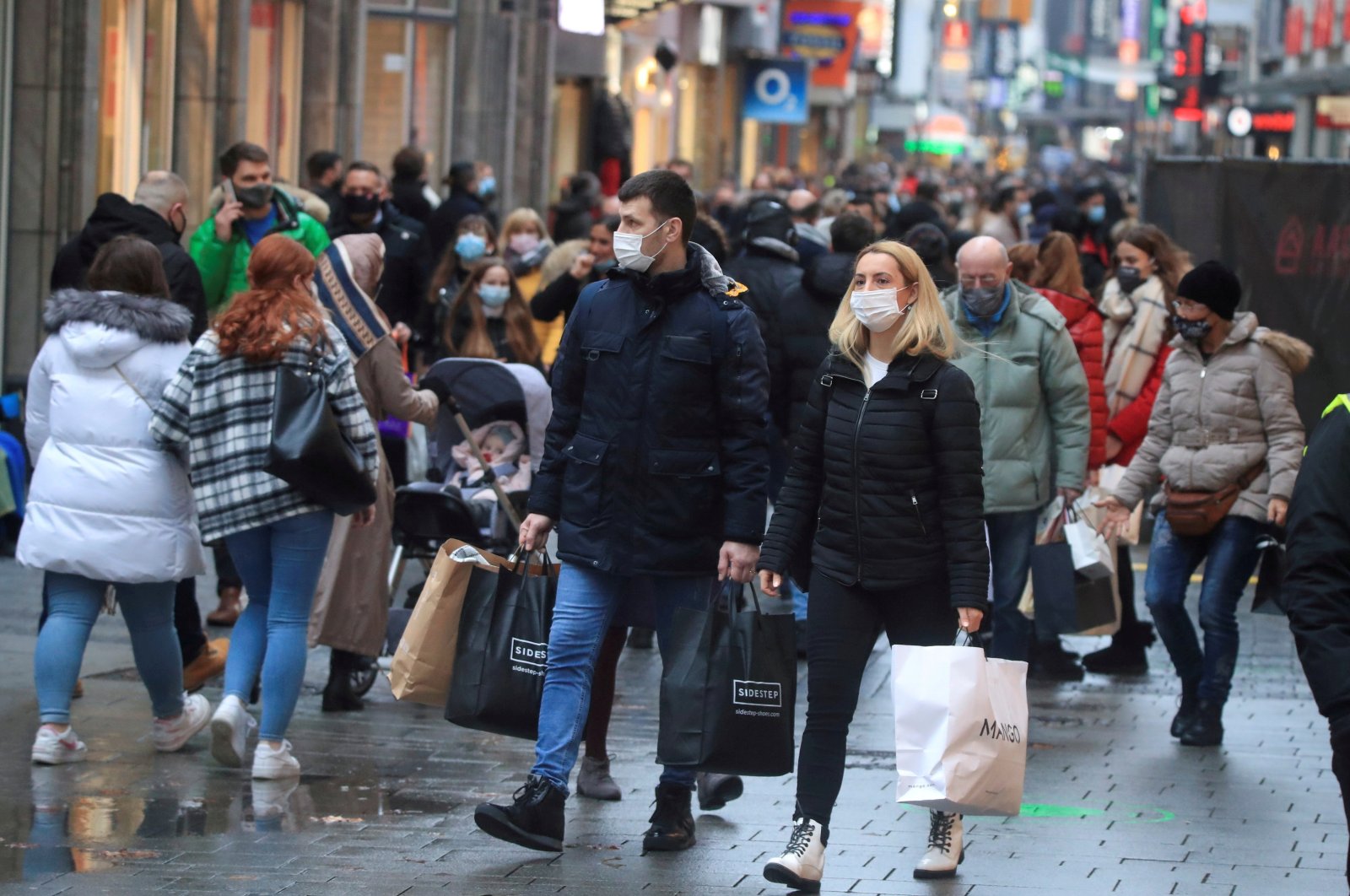 Shoppers wear masks and fill Cologne's main shopping street Hohe Strasse (High Street) in Cologne, Germany, Dec. 12, 2020. (Reuters Photo)