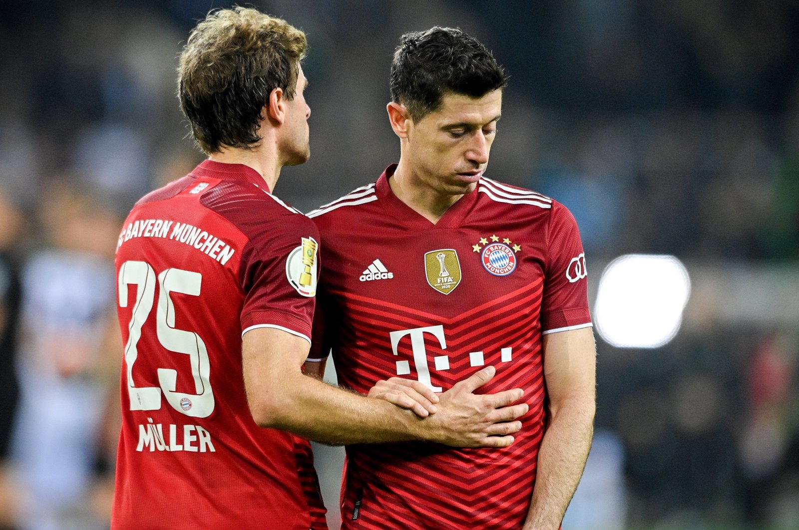Bayern's Thomas Mueller (L) and Robert Lewandowski (R) react after losing the German DFB Cup second round match against Borussia Monchengladbach at Borussia-Park in Monchengladbach, Germany, Oct. 27, 2021. (EPA Photo)