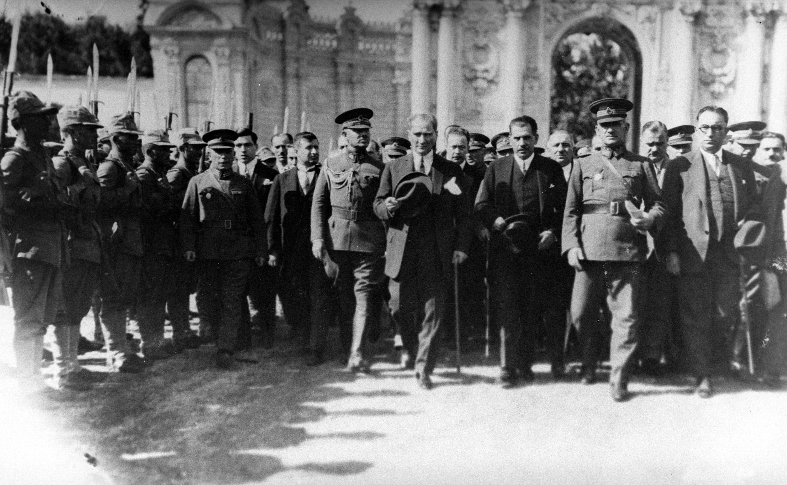Atatürk is seen being greeted with a ceremony when he arrives at the Dolmabahçe Palace in Istanbul in 1929. (AA Photo) 
