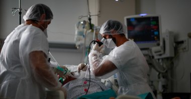 Doctors treat a patient suffering from COVID-19 in the intensive care unit (ICU) at the Robert Ballanger hospital in Aulnay-sous-Bois near Paris during the outbreak of the coronavirus in France, Oct. 26, 2020. (Reuters Photo)