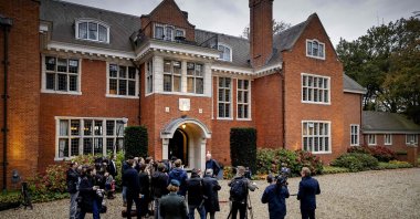 Informateur Johan Remkes (C) arrives at the De Zwaluwenberg estate for talks on the formation of a new government in Hilversum, The Netherlands, on Oct. 27, 2021. (AFP Photo)