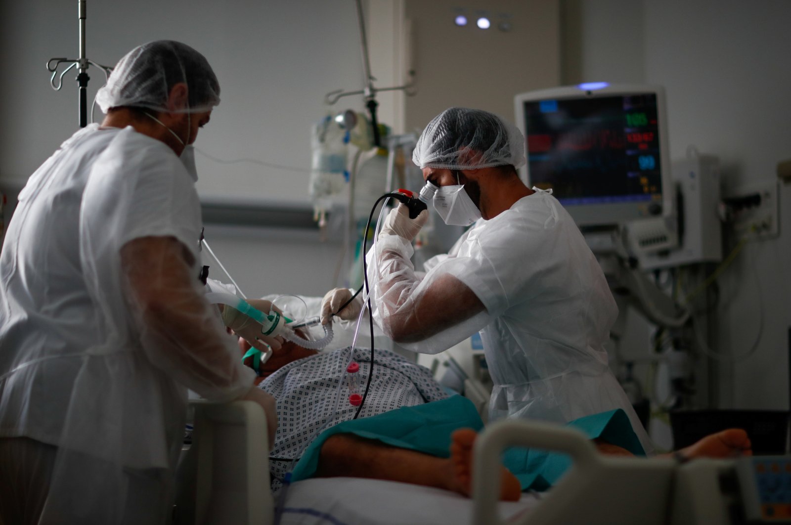 Doctors treat a patient suffering from COVID-19 in the intensive care unit (ICU) at the Robert Ballanger hospital in Aulnay-sous-Bois near Paris during the outbreak of the coronavirus in France, Oct. 26, 2020. (Reuters Photo)