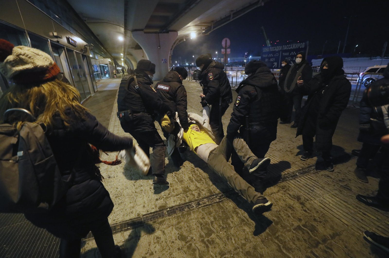 Навальный в аэропорту Навальный в аэропорту