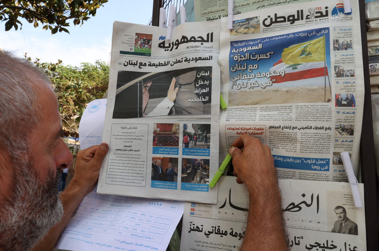 A newspaper vendor arranges newspapers, bearing headlines of the diplomatic row with Saudi Arabia, at his stall in the Lebanese capital Beirut, Oct. 30, 2021. (AFP Photo)