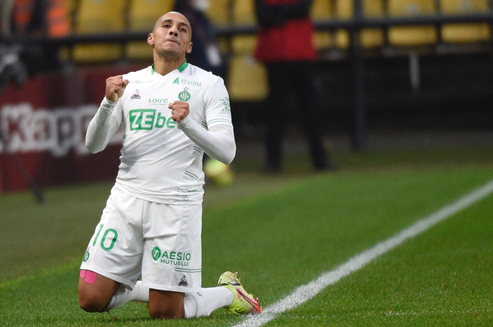 Saint-Etienne's Tunisian French midfielder Wahbi Khazri celebrates scoring his team's first goal during the French L1 football match between Metz (FC Metz) and Saint-Etienne at Saint-Symphorien stadium, in Longeville-les-Metz, France, Oct. 30, 2021. (AFP Photo)