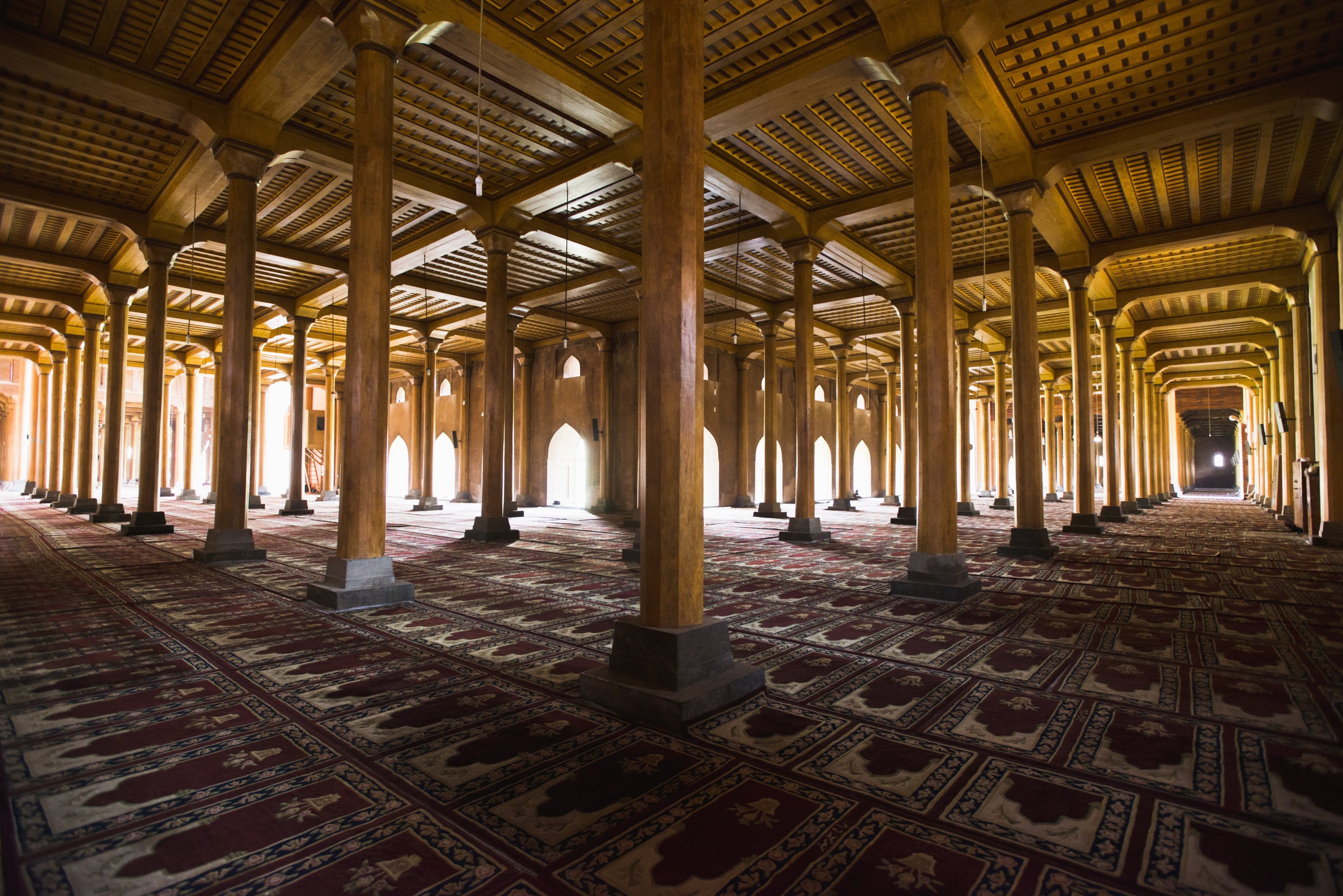 Karpet dan tiang di dalam Masjid Jamia, Srinagar, Jammu dan Kashmir.  (Gambar Getty) 