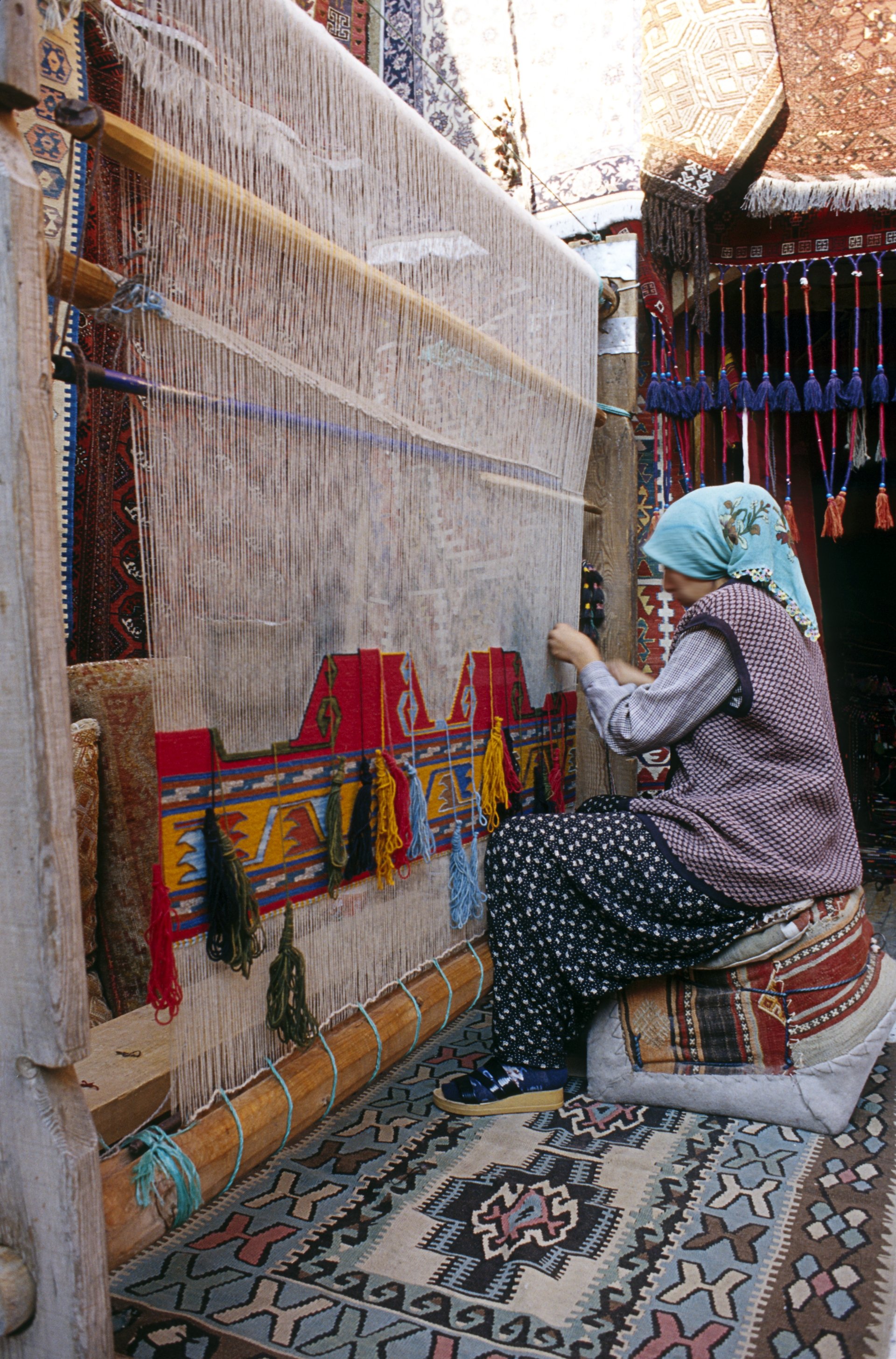 Seorang wanita menenun karpet tradisional Turki di rumahnya, Cappadocia, Turki.  (Gambar Getty) 