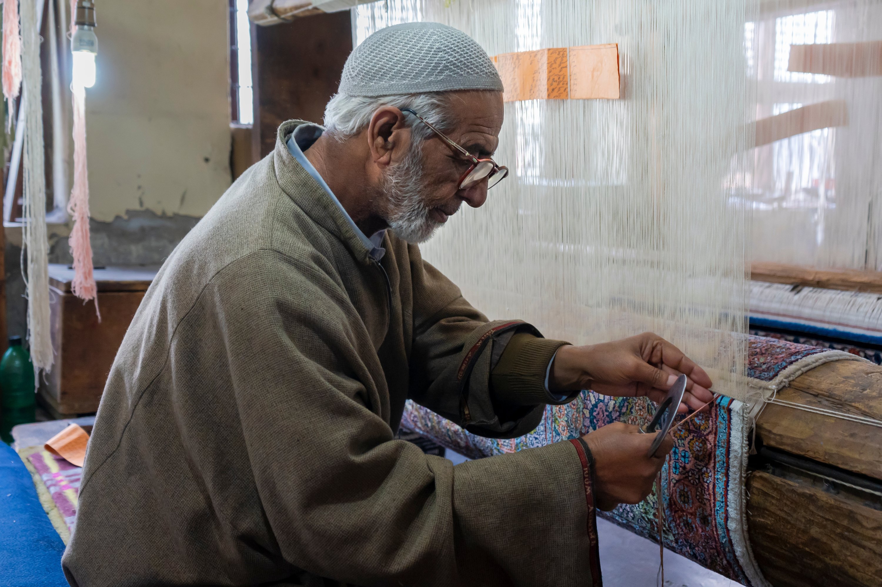 Seorang pria menenun karpet tradisional Kashmir, Srinagar, Jammu dan Kashmir, 18 April 2019. (Foto Shutterstock) 