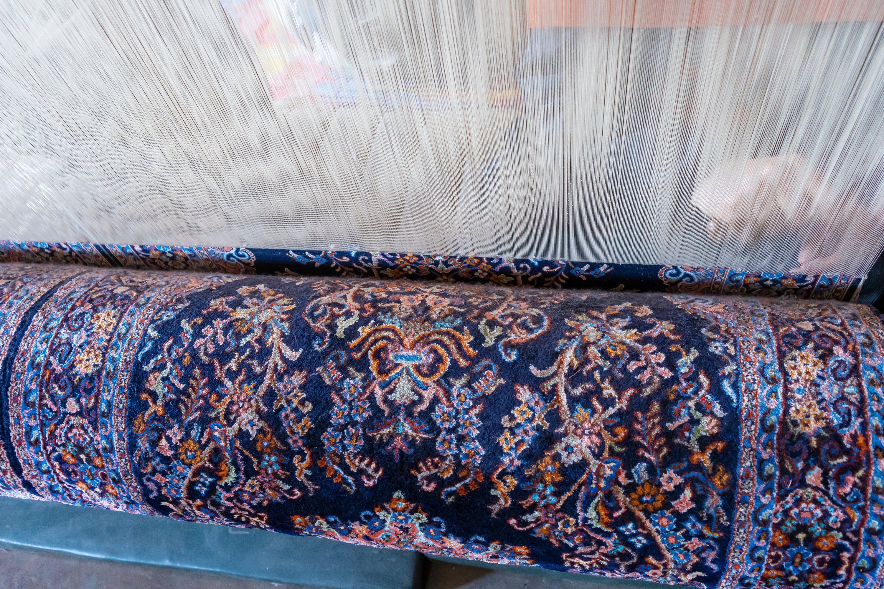 Karpet buatan tangan tradisional Kashmir di alat tenun.  (Foto Shutterstock) 