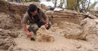 An archaeologist unearths the statue head of the goddess of love and beauty Aphrodite, Aizanoi, Kütahya, western Turkey, Oct. 29, 2021. (AA Photo)