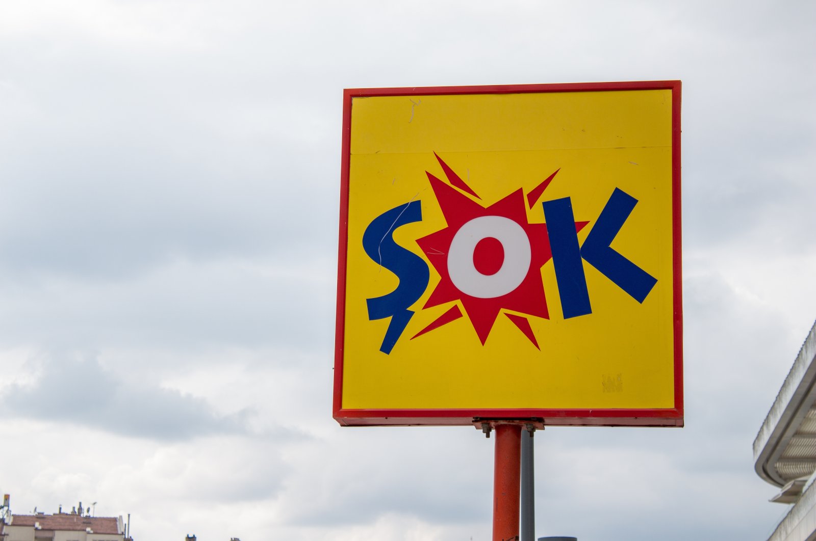 A sign displaying the logo of supermarket chain Şok, Afyonkarahisar, central Turkey, Sept. 17, 2021. (Shutterstock Photo)