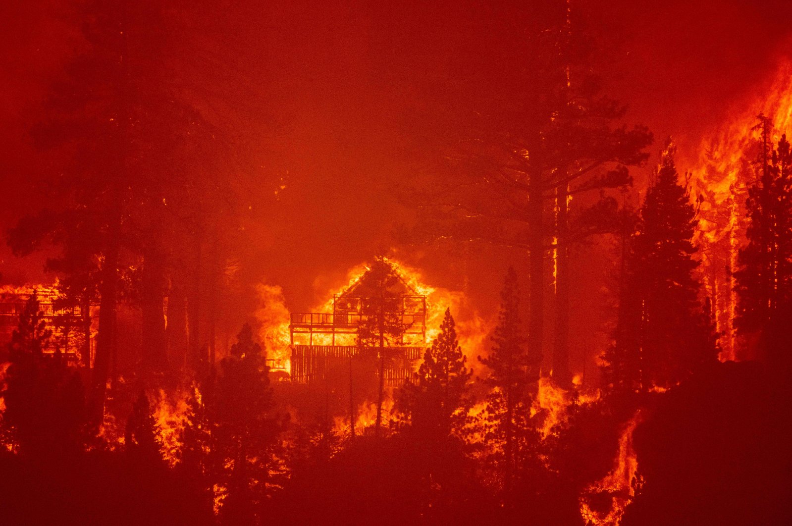Flames consume multiple homes as the Caldor fire pushes into the Echo Summit area, California, U.S., Aug. 30, 2021. (AFP Photo)