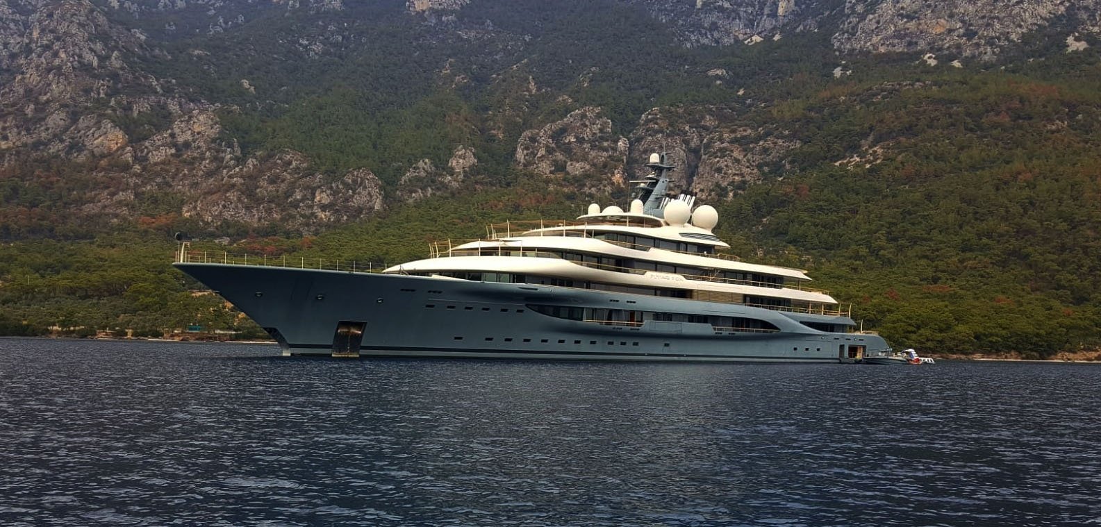 One of the largest luxury yachts in the world, "Flying Fox" can be seen anchored in a bay. (Photo by AA)