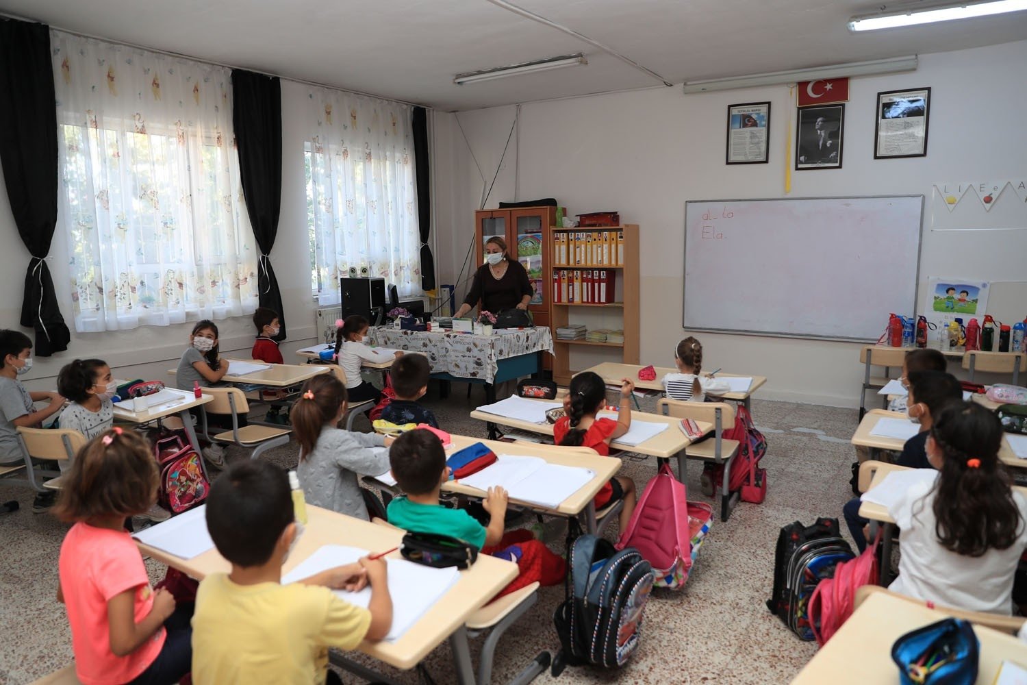 Children attend a class at a primary school, in Denizli, western Turkey, Oct. 26, 2021. (İHA PHOTO) 