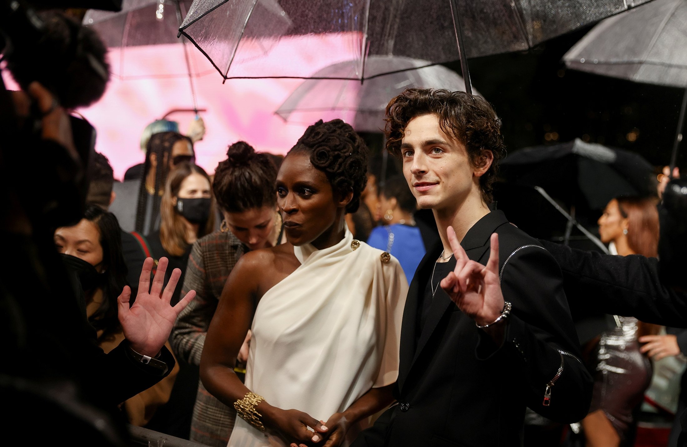 Aktor Timothee Chalamet (kanan) memberi isyarat saat ia tiba untuk pemutaran perdana film 'Dune' di London, Inggris, 18 Oktober 2021. (AP Photo)
