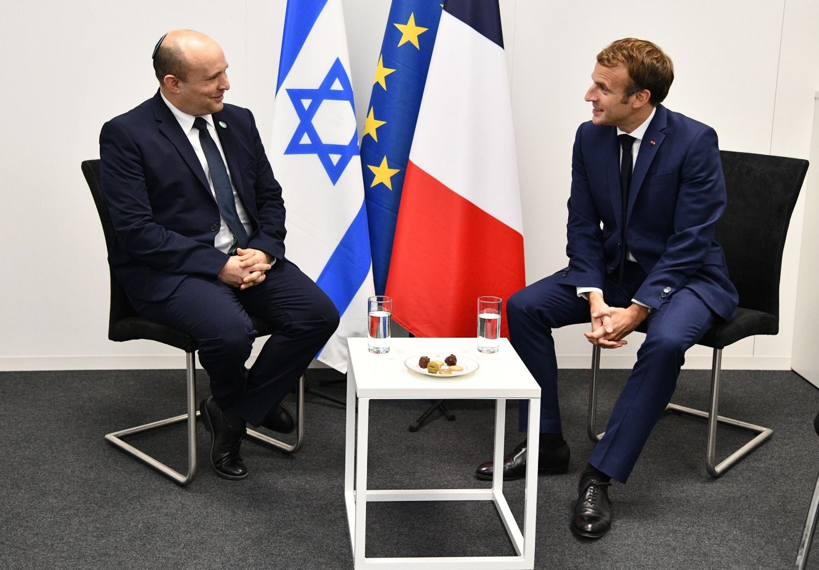 Israeli Prime Minister Naftali Bennett (L) and French President Emmanuel Macron meet on the margins of the COP26 conference in Glasgow, Scotland on Nov. 1, 2021 (AA Photo)
