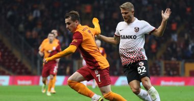 Galatasaray's Kerem Aktürkoğlu (L) goes past Gaziantep's Alexander Merkel in a Turkish Süper Lig match, Istanbul, Turkey, Oct. 31, 2021. (AA Photo)