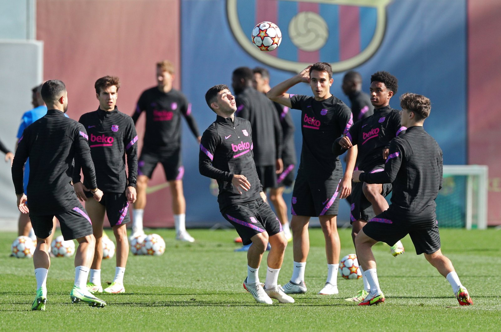 Barcelona players train ahead of a UEFA Champions League game against Dynamo Kyiv, Barcelona, Spain, Nov. 1, 2021. (Reuters Photo)