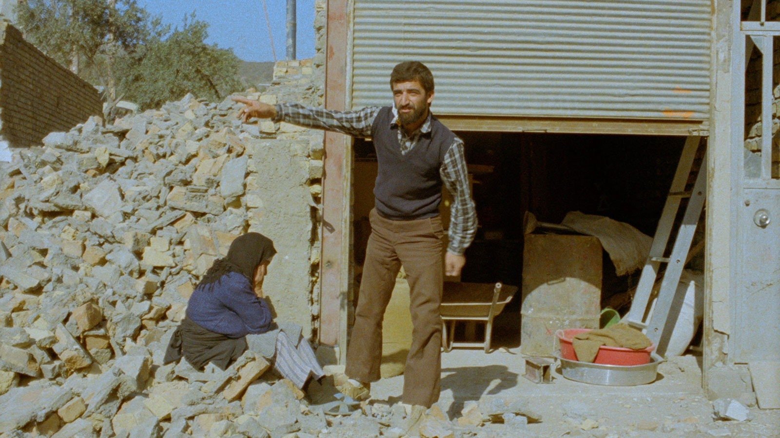 A still shot from the film "And Life Goes On." (Photo courtesy of Istanbul Modern Cinema)