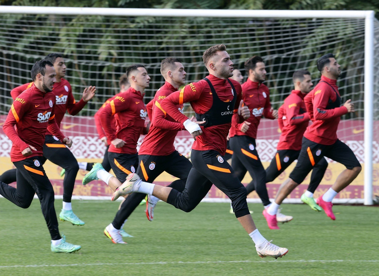 Galatasaray players train ahead of a Turkish Süper Lig match, Istanbul, Turkey, Oct. 28, 2021. (DHA Photo)