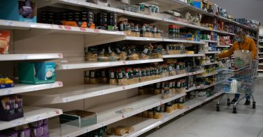 A woman pushes a shopping trolley at a market in south London, Britain, Oct. 15, 2021. (Reuters Photo)