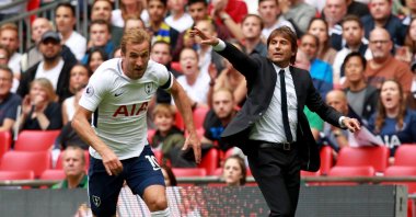 Tottenham Hotspur's Harry Kane (L) in action next to then-Chelsea manager Antonio Conte (R) during a Premier League match in London, England, Aug. 20, 2017. (EPA Photo)