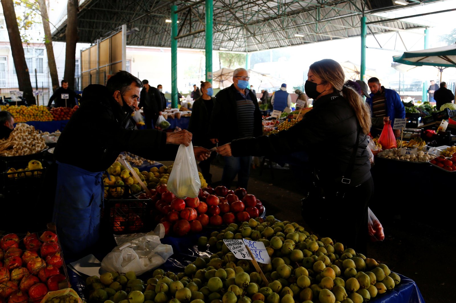 People shop at a local market in the capital Ankara, Turkey, Oct. 26, 2021. (Reuters Photo)