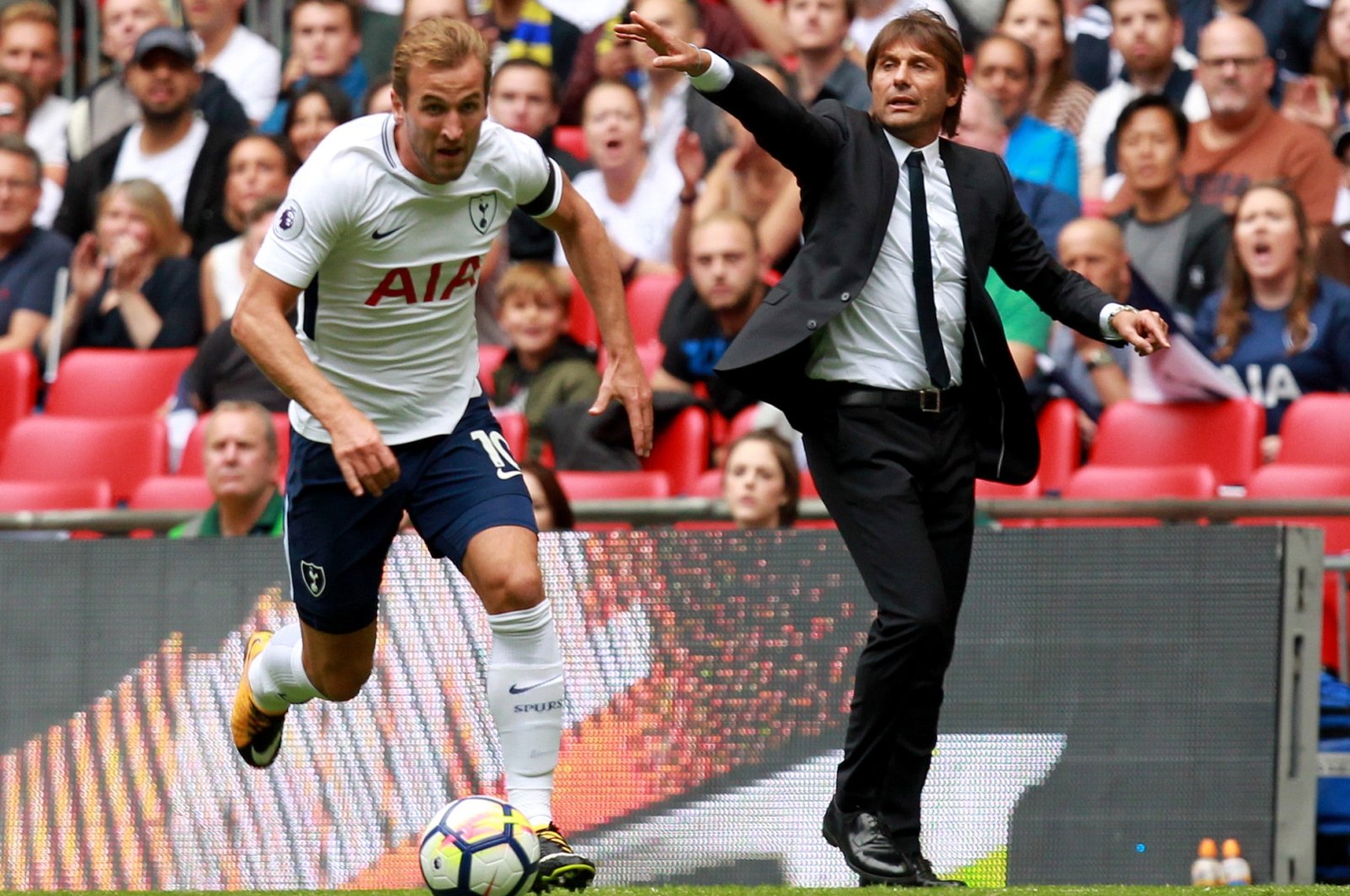 Tottenham Hotspur's Harry Kane (L) in action next to then-Chelsea manager Antonio Conte (R) during a Premier League match in London, England, Aug. 20, 2017. (EPA Photo)