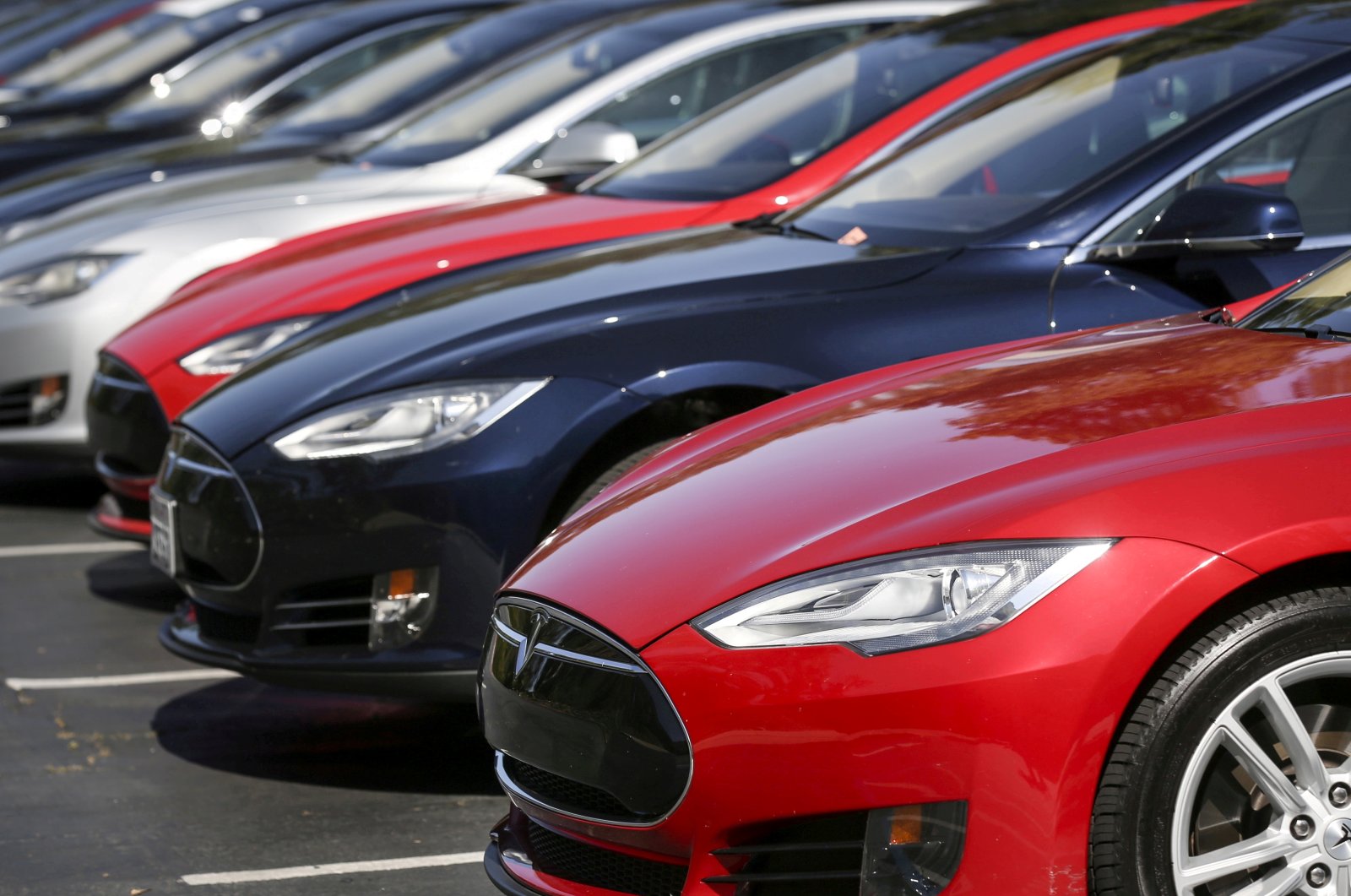 A row of Tesla Model S sedans is seen outside the company's headquarters in Palo Alto, California, U.S., April 30, 2015. (Reuters Photo)