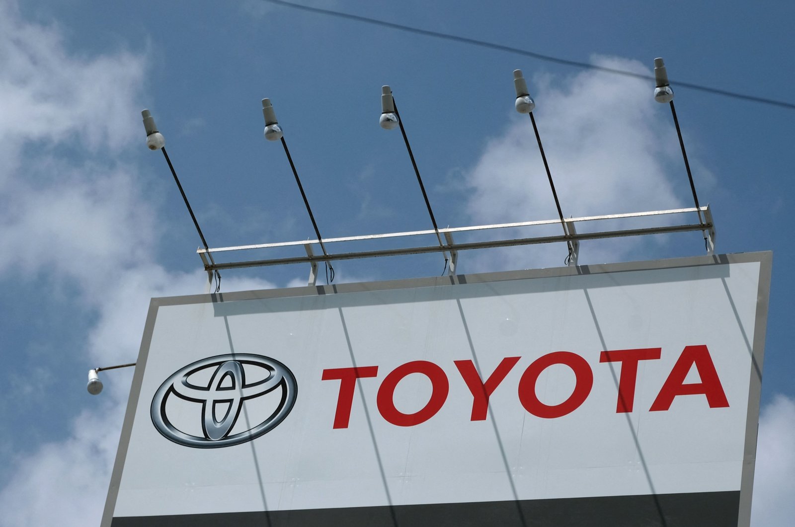 The logo of Japan's Toyota Motor at a company dealership in Tokyo, Japan, Aug. 6, 2020. The world's top-selling carmaker Toyota has come joint last in a Greenpeace ranking of carbon emission efforts by auto firms, according to a list published on Nov. 4, 2021, during the COP26 climate summit. (AFP Photo)