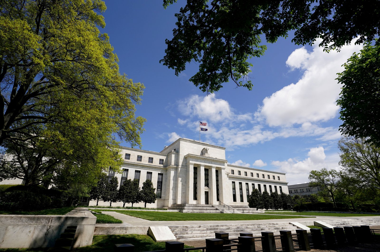 The Federal Reserve building is set against a blue sky in Washington, U.S., May 1, 2020. REUTERS/Kevin Lamarque/File Photo