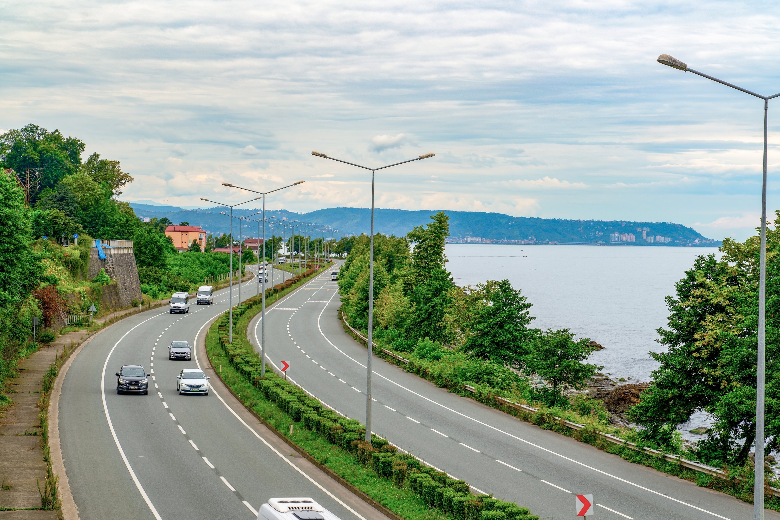 Mobil terlihat di Black Sea Coastal Road, Trabzon, Turki utara, 7 Agustus 2019. (Foto Shutterstock) 