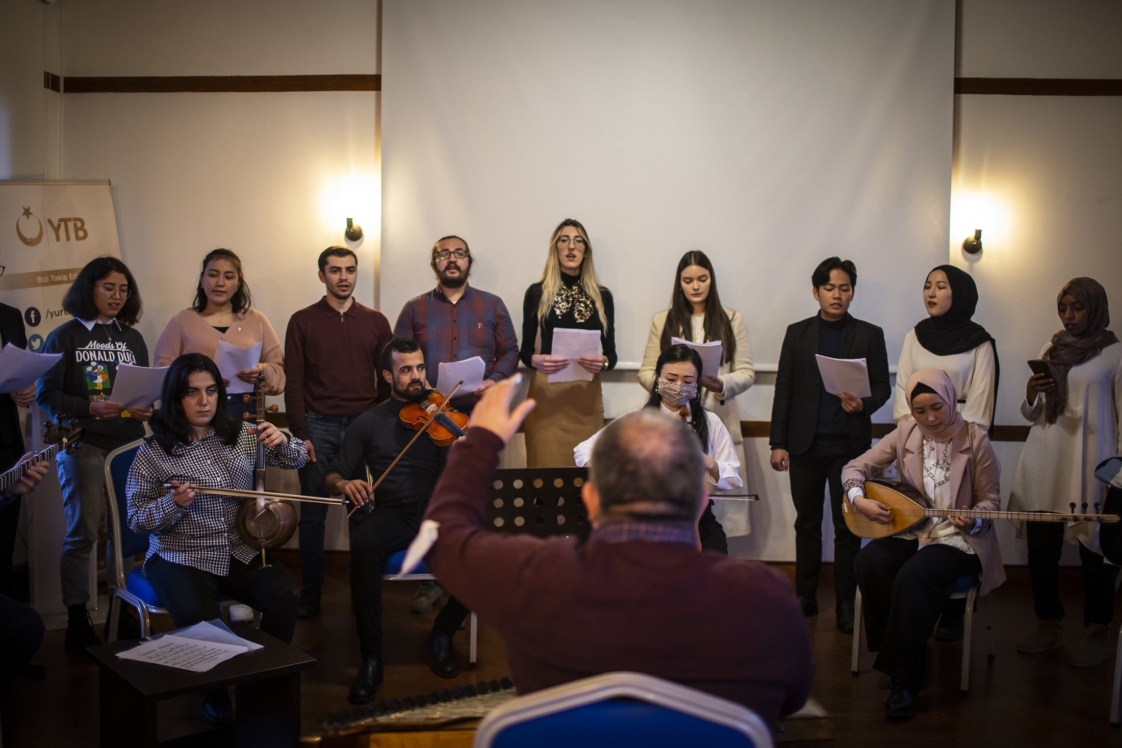 Paduan suara yang terdiri dari mahasiswa asing memainkan lagu-lagu tradisional Turki, di Ankara, Turki, 3 November 2021. (AA Photo)