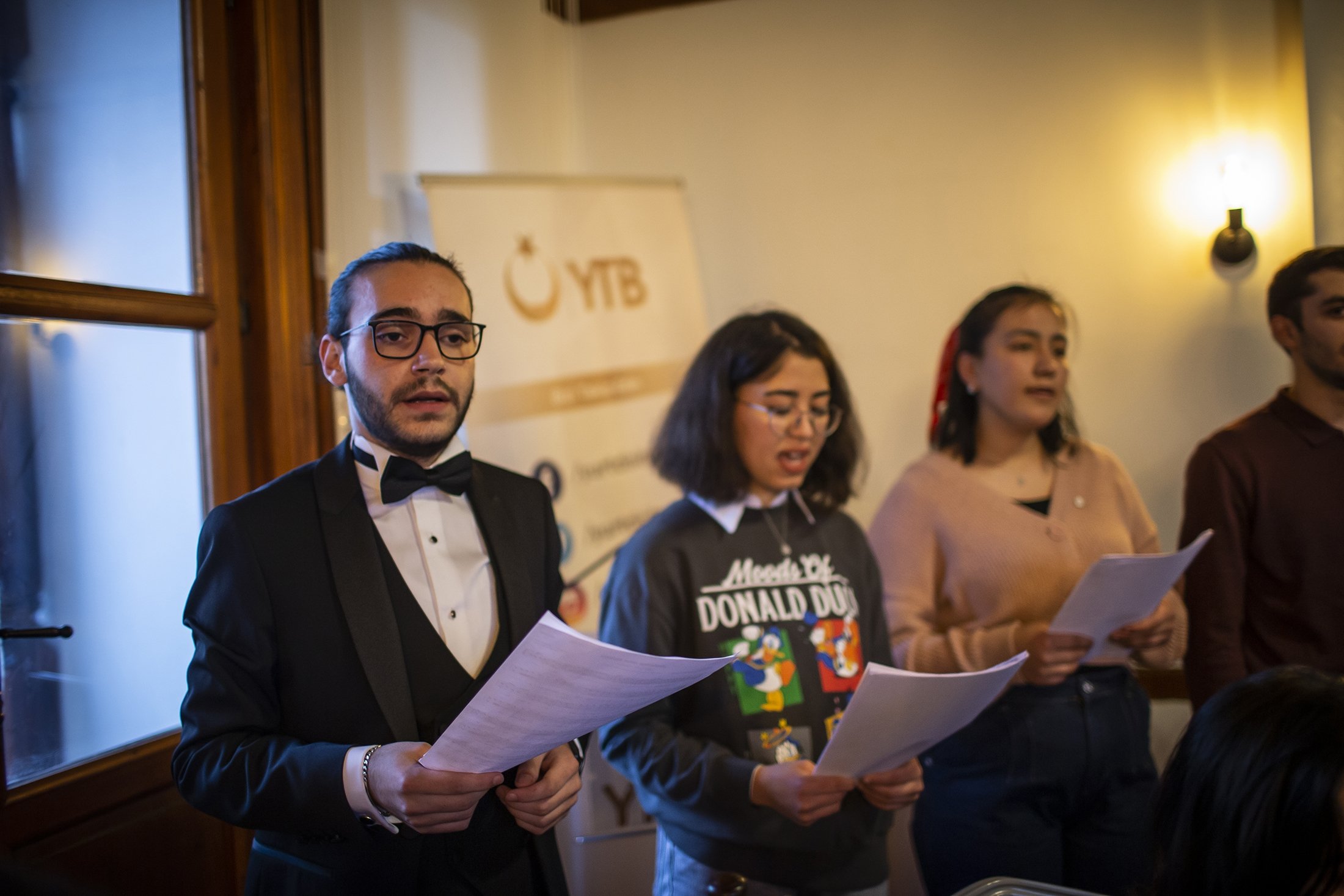 Paduan suara yang terdiri dari mahasiswa asing memainkan lagu-lagu tradisional Turki, di Ankara, Turki, 3 November 2021. (AA Photo)