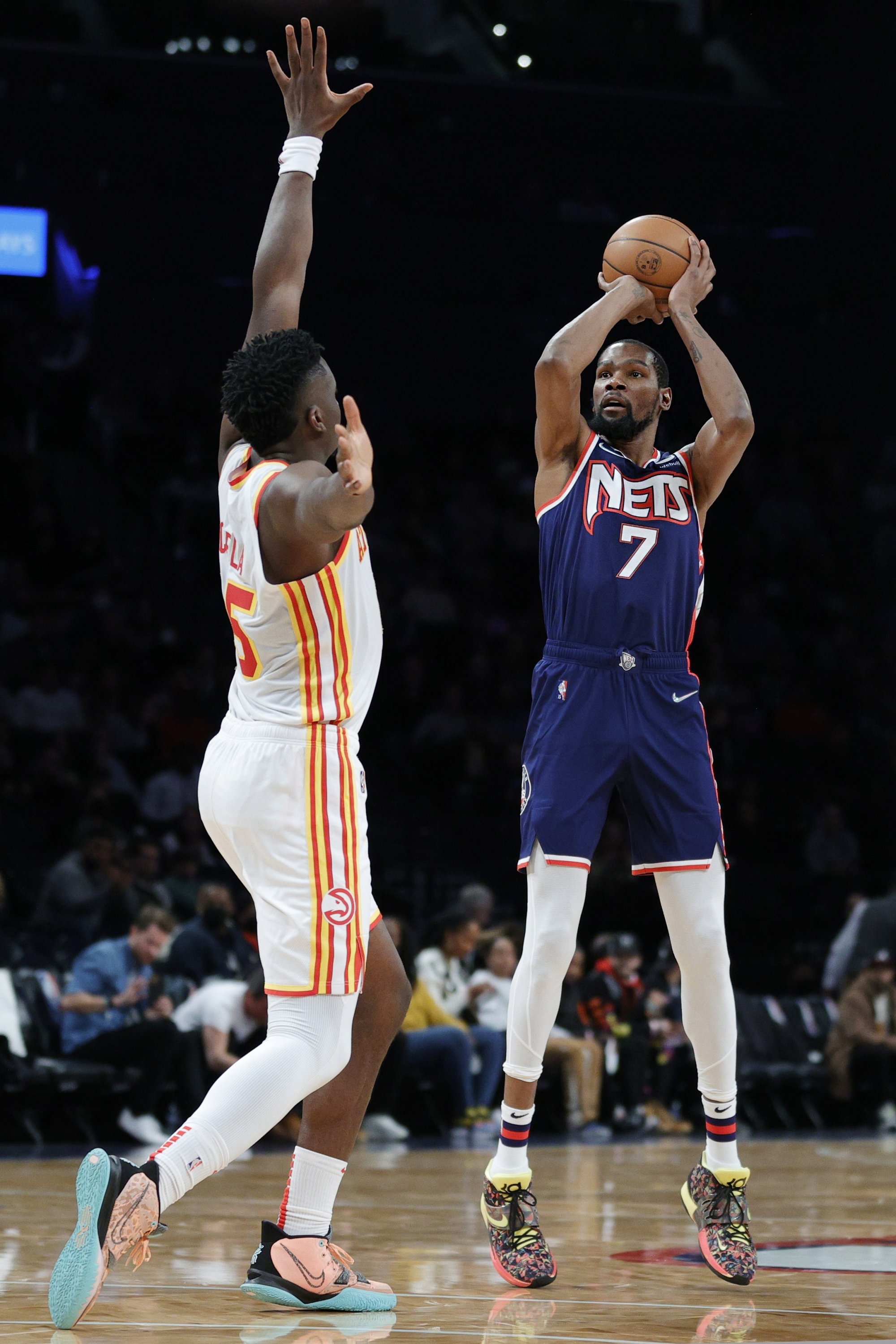 Kevin Durant (kanan) dari Brooklyn Nets menembak bola saat Clint Capela dari Atlanta Hawks bertahan selama pertandingan NBA di Barclays Center, New York, AS, 03 November 2021. (AFP Photo)